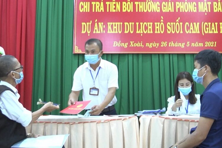 các thủ tục cuối cùng và đã nhận tiền bồi thường hơn tám tỷ đồng để bàn giao mặt bằng cho nhà đầu tư dự án Khu du lịch hồ Suối Cam.