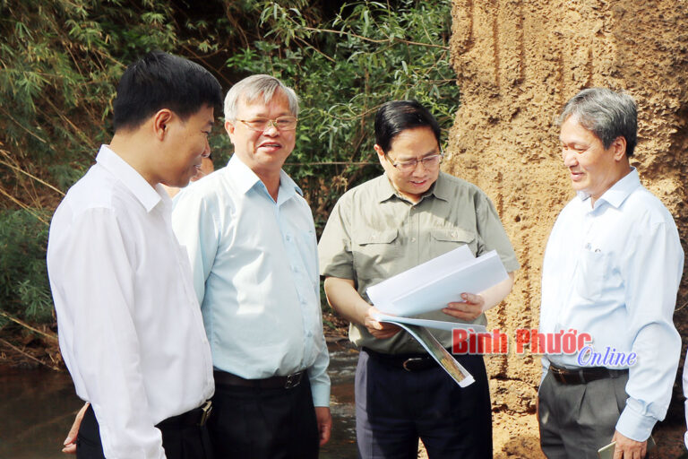 Thủ tướng Chính phủ Phạm Minh Chính cùng nguyên Chủ tịch nước Nguyễn Minh Triết và lãnh đạo tỉnh Bình Phước, các bộ, ngành trung ương đi kiểm tra thực tế tại Mã Đà, điểm giáp ranh Bình Phước - Đồng Nai
