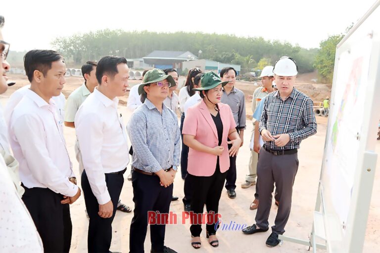 Đại diện chủ đầu tư dự án Khu du lịch hồ Suối Cam giai đoạn 2 báo cáo với Chủ tịch UBND tỉnh Trần Tuệ Hiền về tiến độ triển khai thực hiện dự án