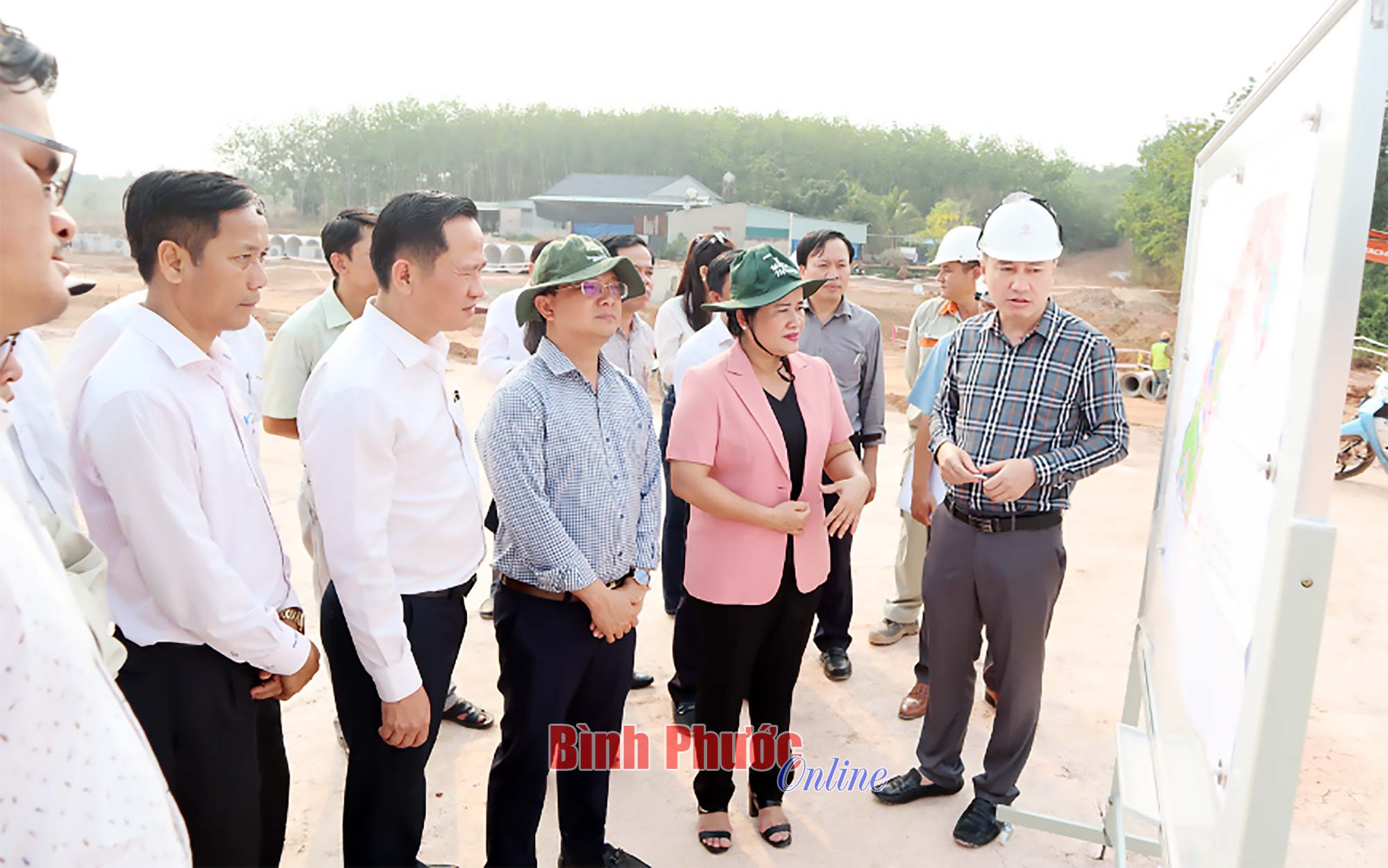 Đại diện chủ đầu tư dự án Khu du lịch hồ Suối Cam giai đoạn 2 báo cáo với Chủ tịch UBND tỉnh Trần Tuệ Hiền về tiến độ triển khai thực hiện dự án